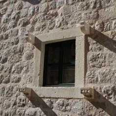 Finestra in marmo chiaro cesellata con finezza dei particolari