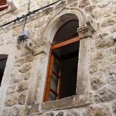 Finestra in marmo chiaro cesellata con finezza dei particolari