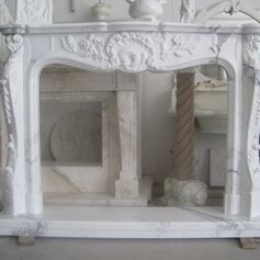 Caminetto in marmo Statuario finemente cesellato