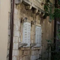 Finestra in marmo chiaro cesellata con finezza dei particolari