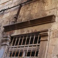 Finestra in marmo chiaro cesellata con finezza dei particolari