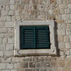 Finestra in marmo chiaro cesellata con finezza dei particolari