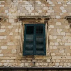 Finestra in marmo chiaro cesellata con finezza dei particolari