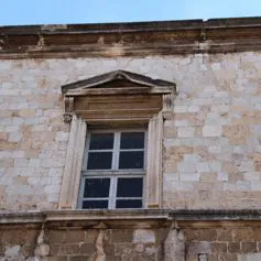 Finestra in marmo chiaro cesellata con finezza dei particolari