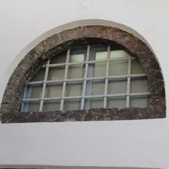 Finestra in marmo su una casa moderna