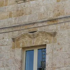 Finestra in marmo chiaro cesellata con finezza dei particolari