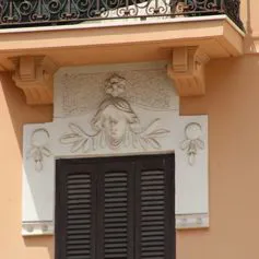 Finestra in marmo chiaro cesellata con finezza dei particolari
