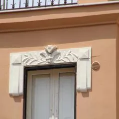 Finestra in marmo chiaro cesellata con finezza dei particolari