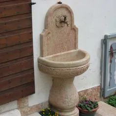 Fontanella in pietra della Lessinia