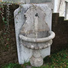 Fontana in marmo scolpita a mano