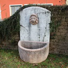 Fontana in marmo scolpita a mano