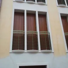 Finestra con cornice in marmo su una casa moderna