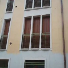 Finestra con cornice in marmo su una casa moderna
