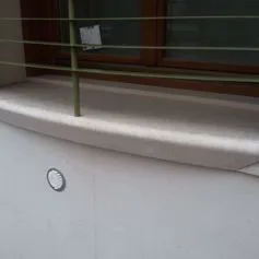Finestra con cornice in marmo su una casa moderna
