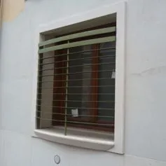 Finestra con cornice in marmo su una casa moderna