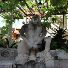 Elemento architettonico in pietra