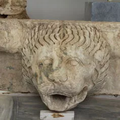 Elemento architettonico in pietra