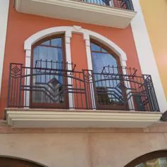 Finestra con cornice in marmo su una casa moderna