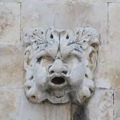 Scultura di elemento architettonico in pietra