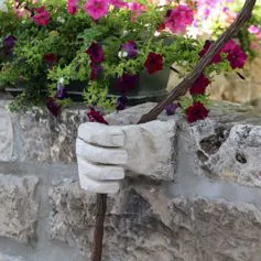 Elemento architettonico in pietra di una mano