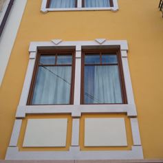 Finestra con cornice in marmo su una casa moderna