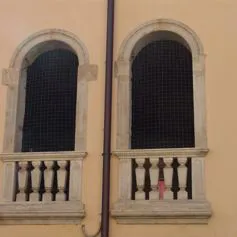 Antica finestra in marmo lavorata a mano