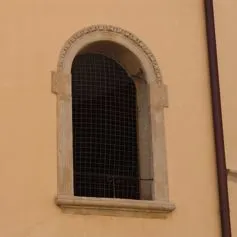 Antica finestra in marmo lavorata a mano