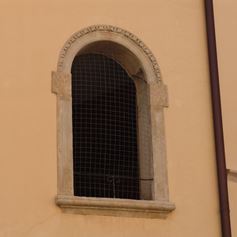 Antica finestra in marmo lavorata a mano