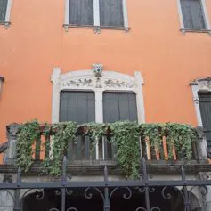 Antica finestra in marmo lavorata a mano