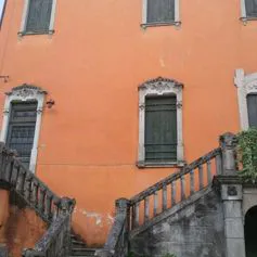 Antica finestra in marmo lavorata a mano