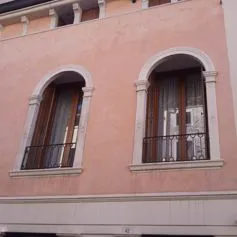 Finestra con cornice in marmo su una casa moderna