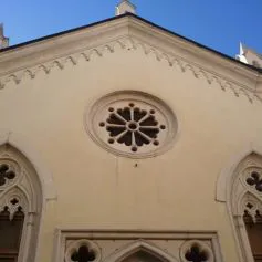 Antica finestra in marmo lavorata a mano