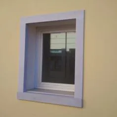 Finestra con cornice in marmo su una casa moderna