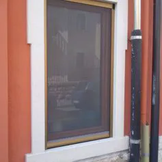 Finestra con cornice in marmo su una casa moderna