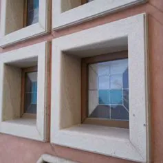 Finestra in marmo su una casa moderna