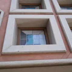 Finestra in marmo su una casa moderna