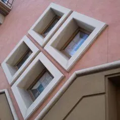 Finestra in marmo su una casa moderna