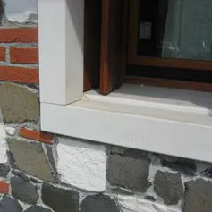 Finestra in marmo su una casa in sasso