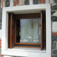 Finestra in marmo su una casa in sasso