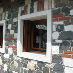 Finestra in marmo su una casa in sasso