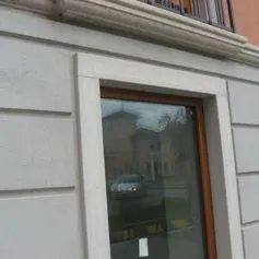 Finestre con cornici in marmo chiaro