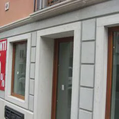 Finestra con cornice in marmo su una casa moderna