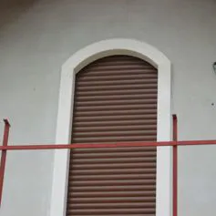 Finestra con cornice in marmo su una casa moderna