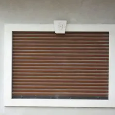 Finestra con cornice in marmo su una casa moderna