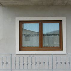 Finestra con cornice in marmo su una casa moderna