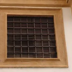Finestra con cornice in marmo su una casa moderna