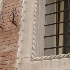 Antica finestra in marmo finemente cesellata