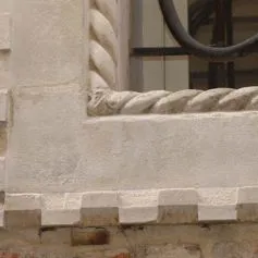 Antica finestra in marmo finemente cesellata