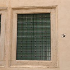 Antica finestra in marmo finemente cesellata