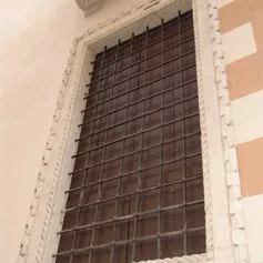 Antica finestra in marmo finemente cesellata